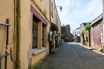 Fototapeta na wymiar Josselin, cité de caractère et village fleuri, baigné par la rivière l'Oust, se situe dans la Morbihan en Bretagne.
