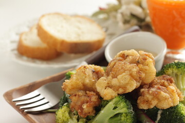 Homemade fried chicken served with boiled broccoli and tartar sauce