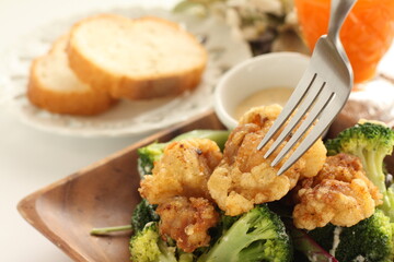 Homemade fried chicken served with boiled broccoli and tartar sauce