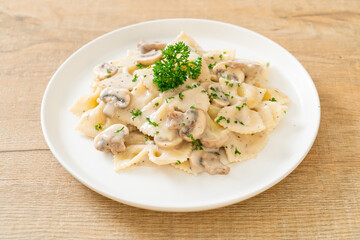 farfalle pasta with mushroom white cream sauce