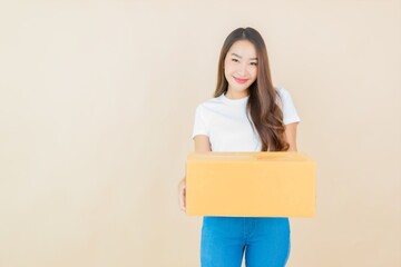 Portrait beautiful young asian woman with delivery box package