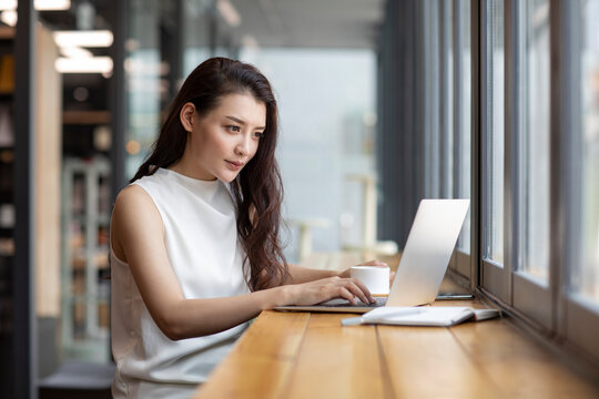 Businesswoman working with laptop in caf��