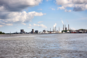 Naklejka premium constructions by the water with clouds
