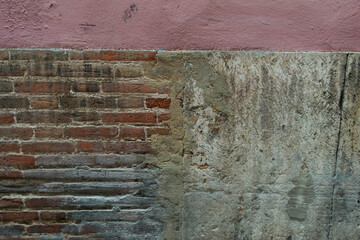 Fondo industrial, antigua calle urbana con ladrillos, interesante muro con ladrillos y texturas.