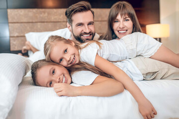 Obraz premium Two kids looking happy having vacation with parents