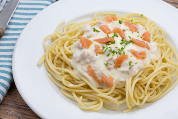 assiette de spaghettis au saumon fumé