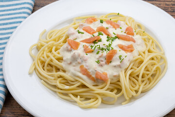 assiette de spaghettis au saumon fumé