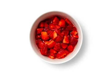 Trozos de fresa con vinagre y azúcar en un bol blanco