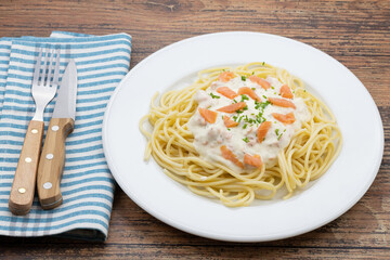 assiette de spaghettis au saumon fumé