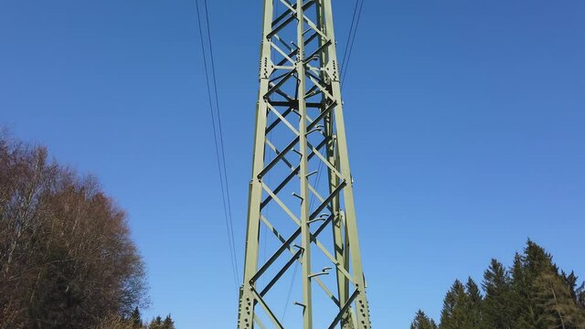 Strommast, Stromleitungen