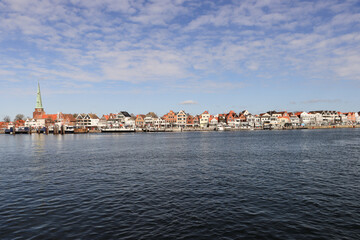 Ostseebad Travemünde; Altstadtpanorama von Priwall aus gesehen