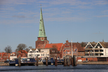 Ostseebad Travemünde Altstadt mit St.-Lorenz-Kirche, davor Fähranleger