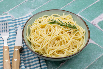 plat de pâtes au beurre sur une table