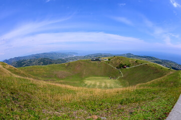 Obraz premium 大室山の山頂の火口跡から魚眼レンズで撮影