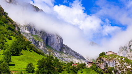 Bulnes, Asturias, niebla, picos de europa, nubes, cielo azul, hierba, verde, naturaleza, turismo, turistico, destino, escalada, montañas, 