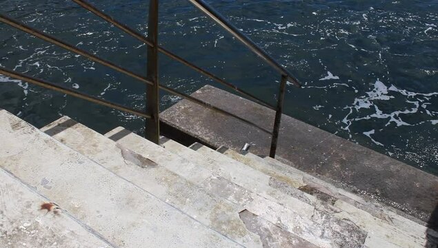 Unas escaleras en las costas del mar 