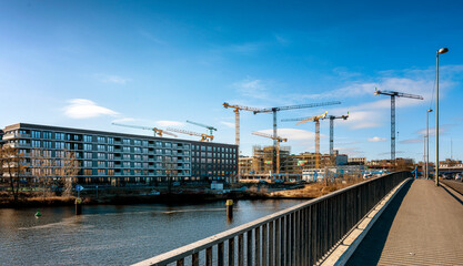 Baukräne an der neuen Europacity in Berlin