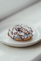 Kolorowy pączek na talerzyku. 