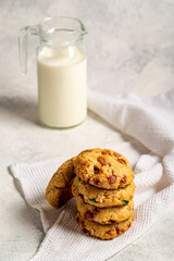 pila de galletas con chispas de chocolate acompañadas con botella de leche
