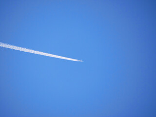 日本、青空に映える飛行機雲