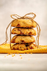 galletas con chispas de chocolate apiladas y atadas con cuerdas