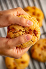 mano partiendo galleta con chispas de chocolate 