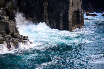 城ヶ崎海岸の絶壁に砕ける波