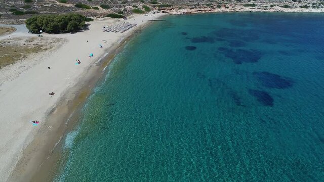 Mylopotas sur l'&icirc;le d'Ios dans les Cyclades en Gr&egrave;ce vue du ciel
