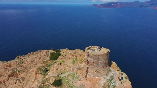 La tour g&eacute;noise du Capu Rossu (Capo Rosso) devant la M&eacute;diterran&eacute;e, en Corse