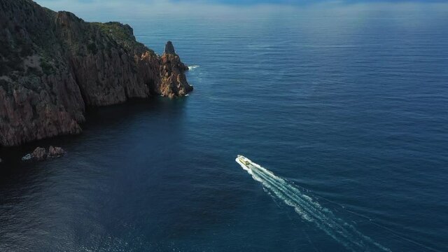 Un bateau de touristes dans la baie du Capu Rossu sur la M&eacute;diterran&eacute;e, en Corse