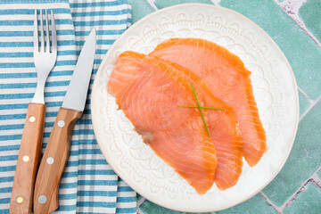 assiette de tranches de saumon fumé sur une table