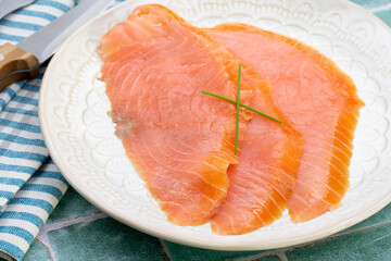 assiette de tranches de saumon fumé sur une table