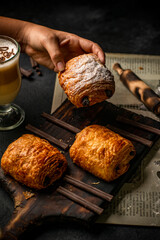 panes rellenos de chocolate sobre bandeja de madera 