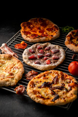 pizzas variadas fondo negro