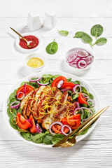 spinach tomato onion salad with chicken breast