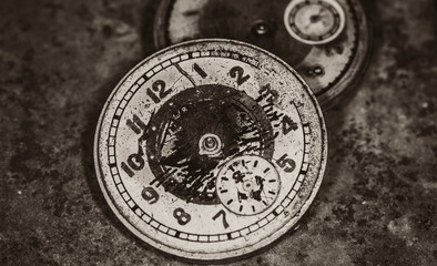 Obraz na płótnie Canvas An old vintage broken mechanical watch. Dark grunge background
