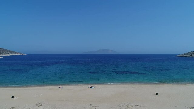 Mylopotas sur l'île d'Ios dans les Cyclades en Grèce vue du ciel