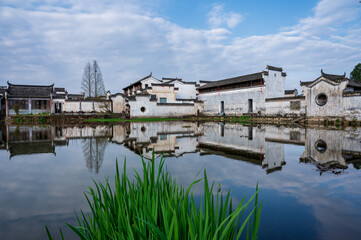 Fototapeta na wymiar Chinese Hui style buildings by the lake