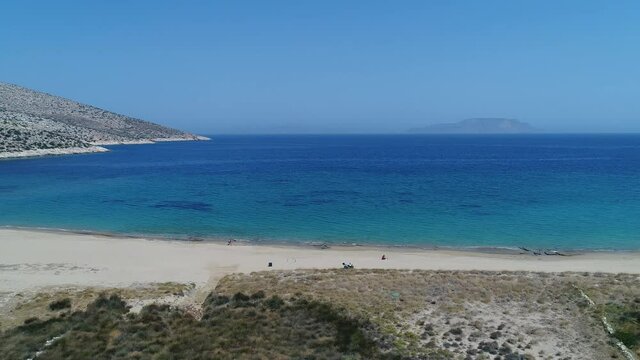Mylopotas sur l'&icirc;le d'Ios dans les Cyclades en Gr&egrave;ce vue du ciel