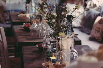 Ein gedeckter Tisch für eine Hochzeits Feier in einem kleinen Café in Deutschland. 