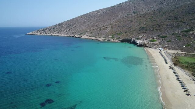 Mylopotas sur l'&icirc;le d'Ios dans les Cyclades en Gr&egrave;ce vue du ciel