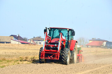 Fototapeta premium Siew zboża w polsce