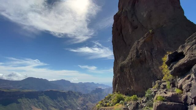 Roque Nublo und Roque Bentayga auf Gran Canaria bei strahlendem Sonnenschein 4k Video Schwenk 