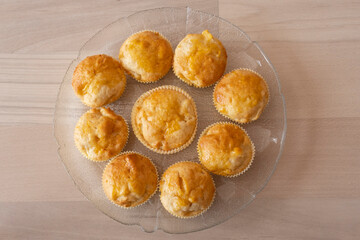 Muffins auf einer Glasplatte