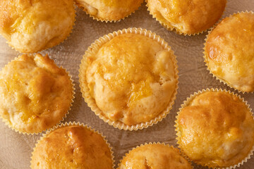 Muffins auf einer Glasplatte