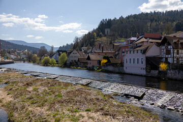 Fototapeta na wymiar Ausblick auf ein Dorf im Schwarzwald mit einem Schloss im Hintergrund am Fluss