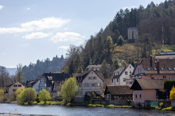 Fototapeta na wymiar Ausblick auf ein Dorf im Schwarzwald mit einem Schloss im Hintergrund