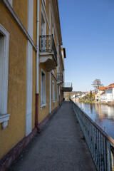 Obraz premium Alte heruntergekommene Fabrik an einem Fluss mit Schmieren an den Wänden