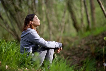 Muurstickers Bien-être femme en méditation - détente zen repos portrait - nature © mathisprod
