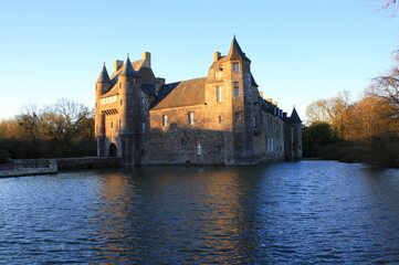 lumière du soleil  couchant sur le château de Trécesson en  Bretagne